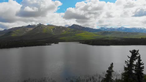 4K-Drohnenvideo-Von-Bergen-Rund-Um-Den-Otto-See-In-Der-Nähe-Von-Healy,-Alaska-An-Einem-Sonnigen-Sommertag