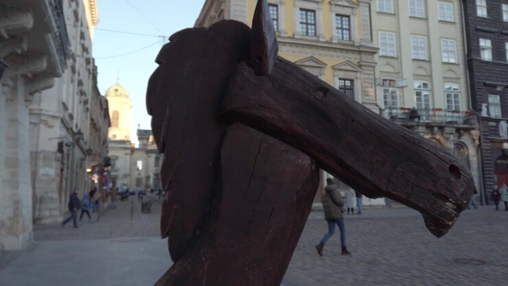 La figura di un cavallo di legno sulla piazza della città