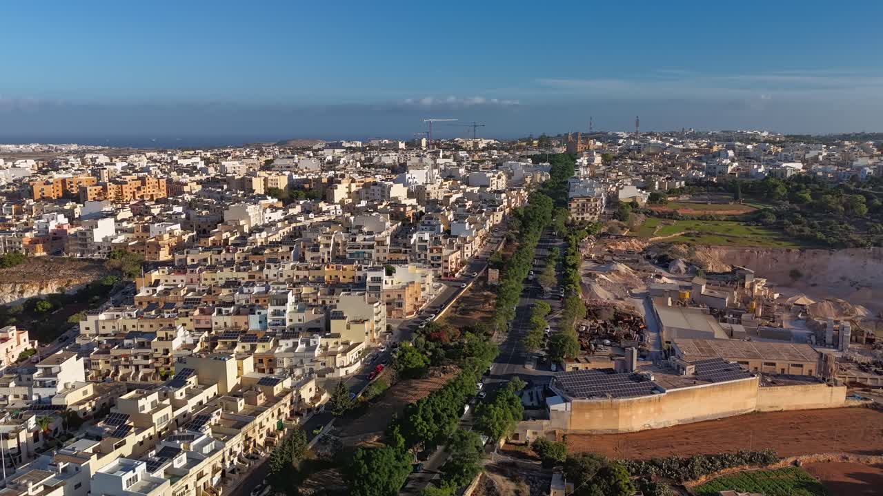 Timelapse realizzato con drone del traffico mattutino tra Lija e la chiesa parrocchiale di Naxxar in una soleggiata mattina d'autunno con il tradizionale paesaggio urbano maltese