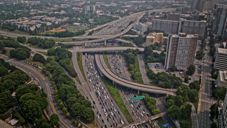 Atlanta-Georgia-Aérea-V898-Hiperlapso-Vista-Aérea-Drone-Sobrevuelo-Autopista-Interestatal-Capturando-Tráfico-Y-Paisaje-Urbano-A-Través-De-Sono,-El-Centro-Y-Sweet-Auburn---Filmado-Con-Mavic-3-Pro-Cine---Julio-De-2023