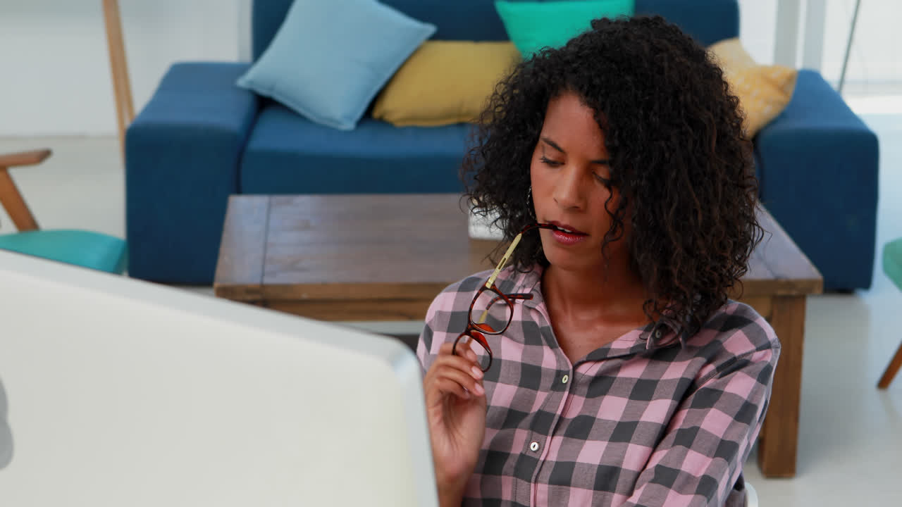 Thoughtful female executive working on computer at desk 4k