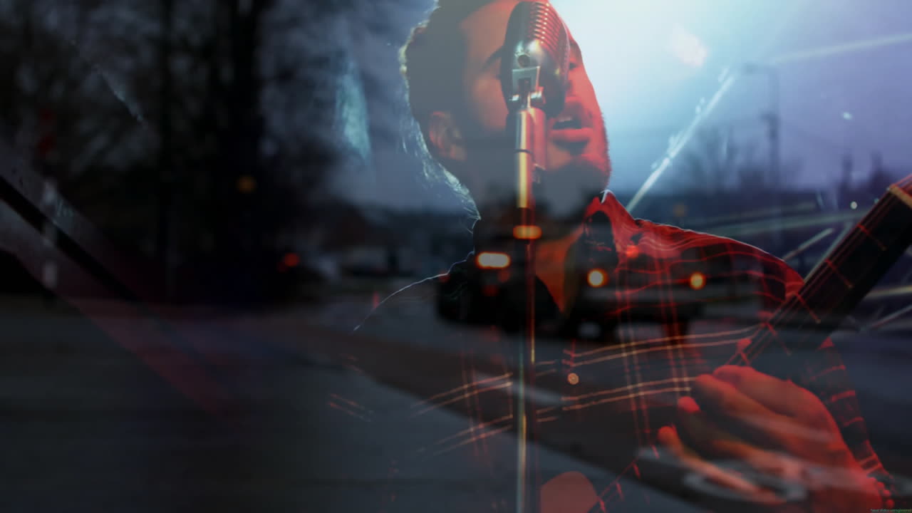 Cantante uomo che strimpella la chitarra su un palco musicale, con sovrapposizione di una scena di strada piovosa con fanali posteriori luminosi.