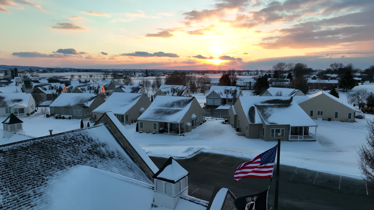 casas en la comunidad residencial americana cubierta de nieve