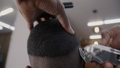 un hombre se corta el cabello en la barbería.