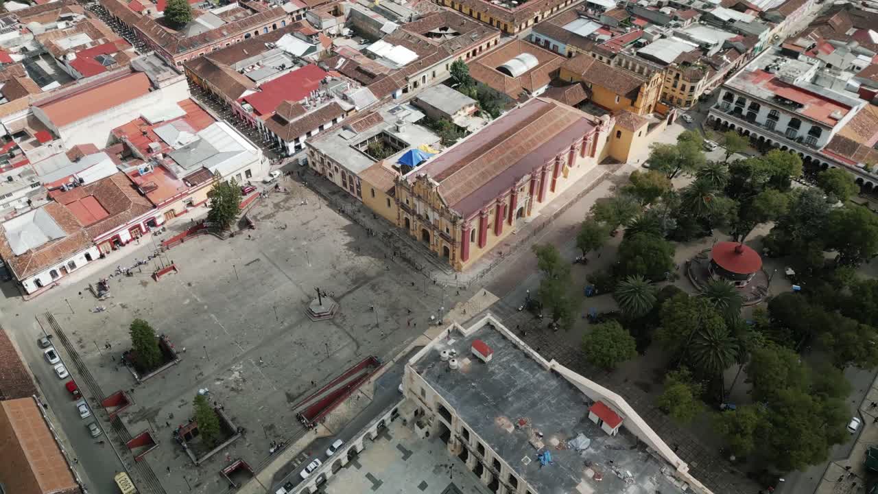vista panorámica aérea de drones sobre la vieja ciudad mexicana de san cristobal de las casas