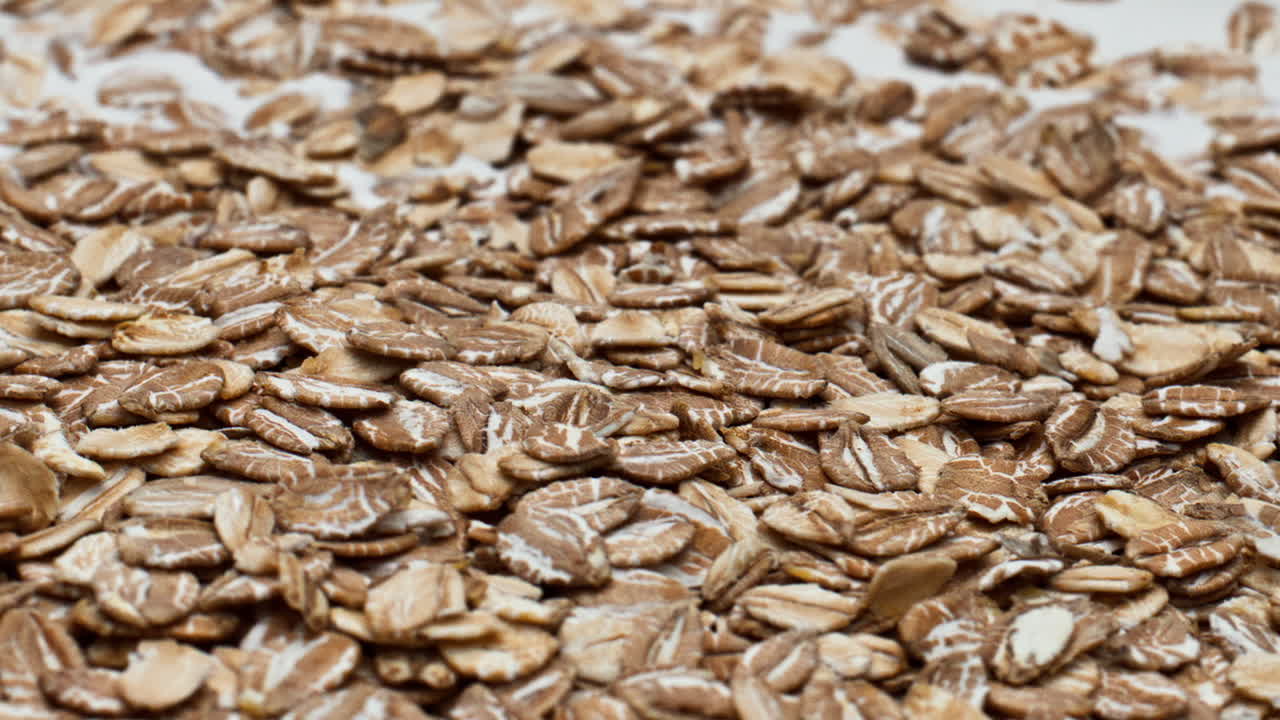 생 오트 플레이크를 자연 요거트에 넣어 건강한 아침 식사를 즐기세요.