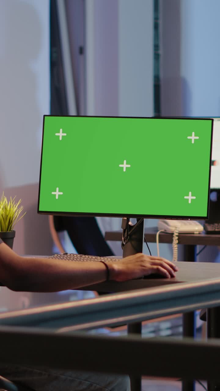 Green-Screen-Computer-Setup im Büro