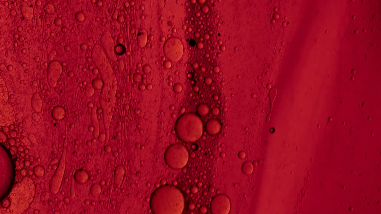 기름 거품과 함께 얼룩 같은 표면 위로 흐르는 붉은 유성 젤