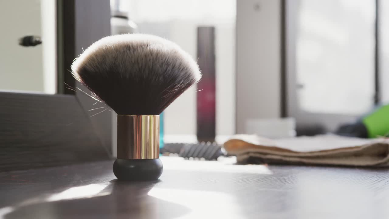 테이블 위에 있는 가까운 뷰 브러시