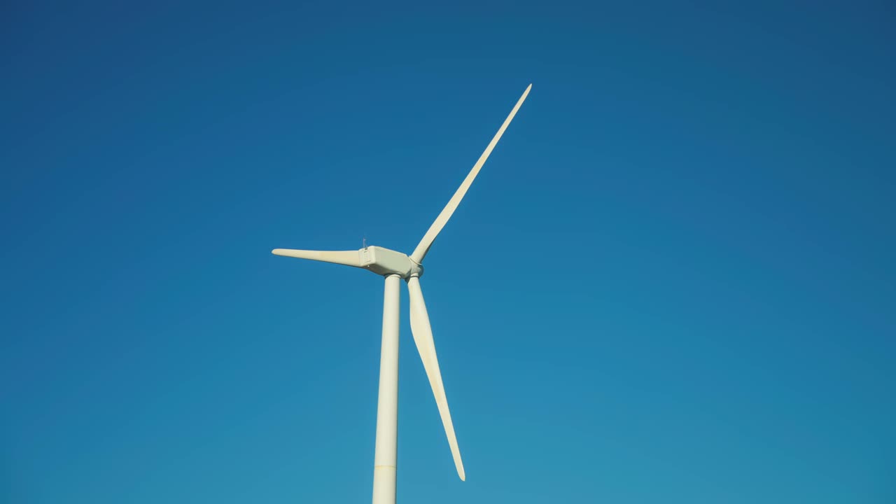 배경에 은 파란 하늘을 가진 고립된 풍력 터빈