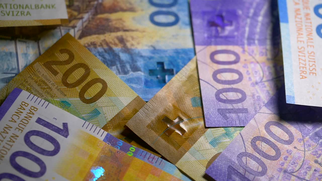 다양한 스위스 프랑 지폐를 보여주는 돌리 샷을 닫습니다