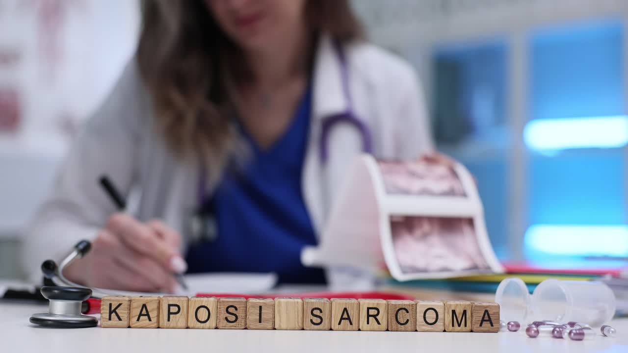 Diagnosi di Sarcoma di Kaposi con medico che esamina immagini mediche