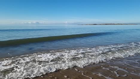 Slow-motion-tide-waves-splashing-across-tropical-island-beach