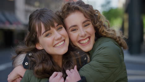retrato de mujeres jóvenes animadas abrazando a sus amigas sonriendo alegres abrazándose disfrutando de la amistad la unión amigos mostrando afecto en el fondo de la ciudad urbana