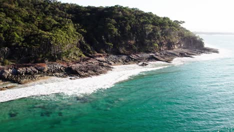 Playa-Tropical-Del-Parque-Nacional-De-Noosa-En-Queensland,-Australia---Disparo-Aéreo-De-Drones