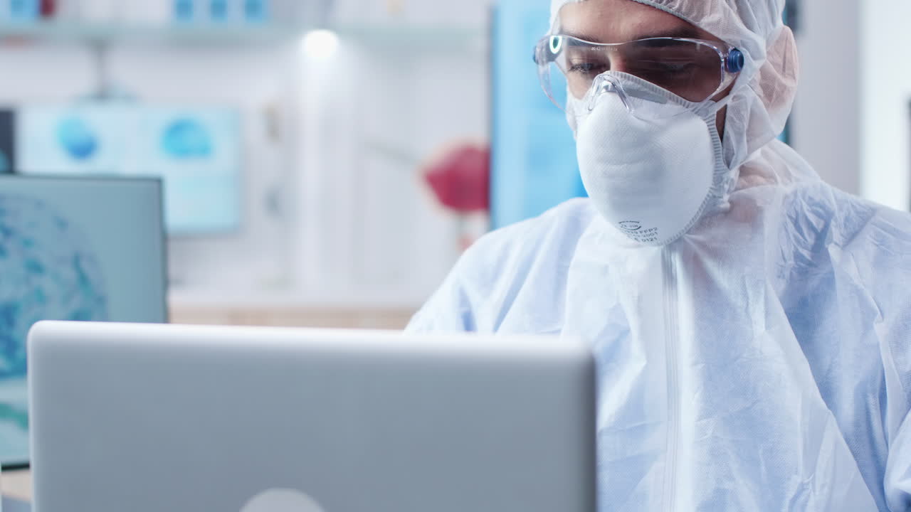 científico que trabaja en un laboratorio