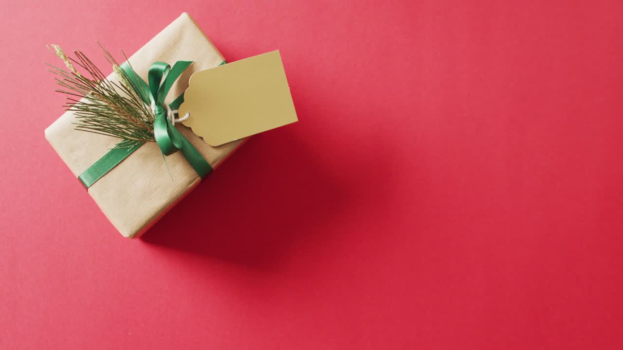 video de regalo de navidad y espacio de copia en fondo rojo