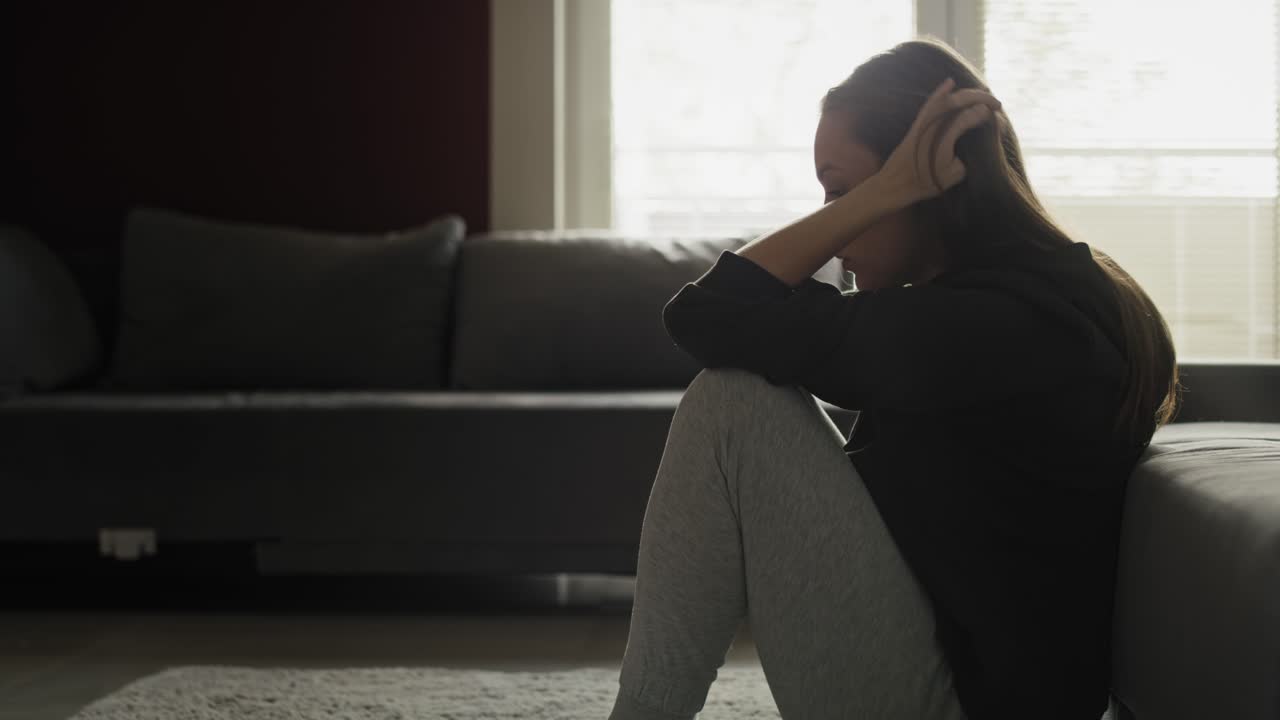 집에서  ⁇ 구 ⁇  통증이 있는 백인 여성.