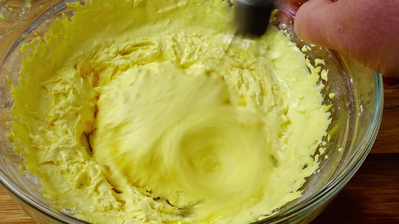 Mastication of yolks with icing sugar. Preparation of custard. Time lapse