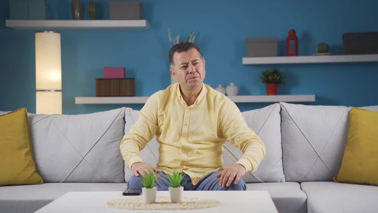 나쁜 기분을 느끼는 사람.