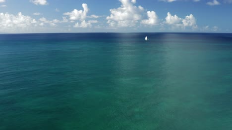 Un-Video-Aéreo-Estático-De-Hermosas-Aguas-Turquesas-Con-Cielo-Azul-En-La-Isla-Caribeña