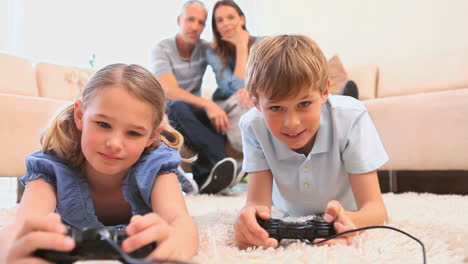 niños lindos jugando videojuegos