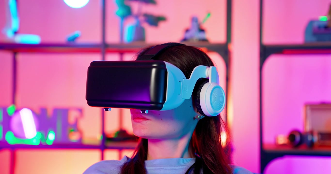 Giovane donna che sperimenta la realtà virtuale in una stanza illuminata al neon