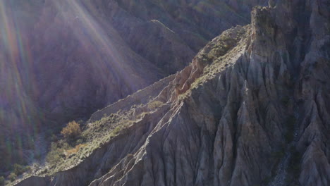 llamarada solar a través de un impresionante valle de montaña rocosa, alejándose y levantando