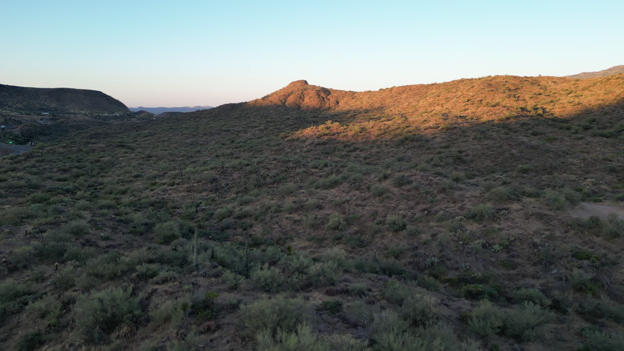 terreno montañoso del desierto iluminado por el amanecer de la hora dorada