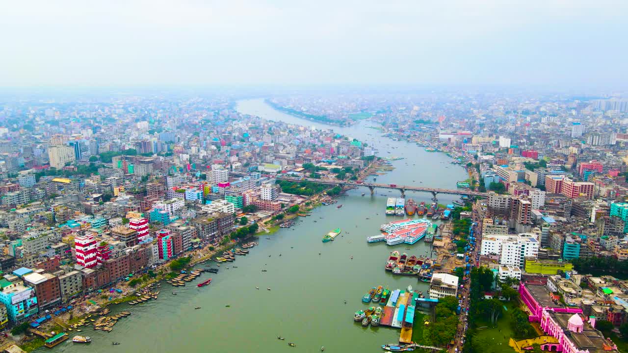 Vista aerea della città di Dhaka, Bangladesh, con Ahsan Manzil accanto al fiume Buriganga