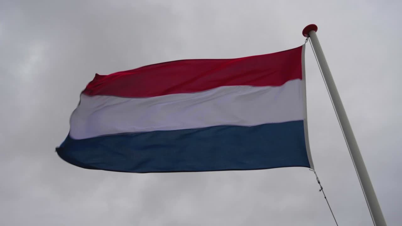 강한 바람에 펄럭이는 네덜란드 국기 - 슬로우 모션