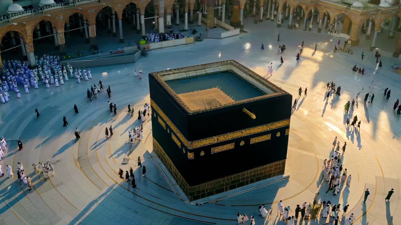 Vista aérea de la Kaaba rodeada de personas, capturando la atmósfera sagrada