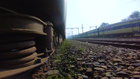 Bahnstrecke-Von-Der-Zugfahrt-In-Indien-Aus-Gesehen-4