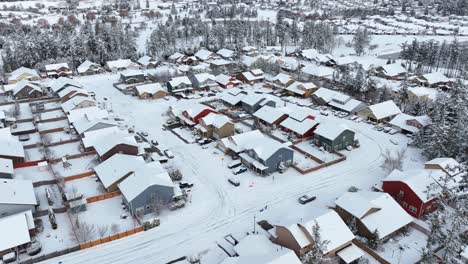 Vista-Aérea-De-Las-Casas-Del-Puerto-De-Roble-Cubiertas-De-Nieve