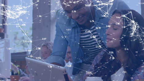 red de conexiones contra colegas de oficina discutiendo sobre una tableta digital