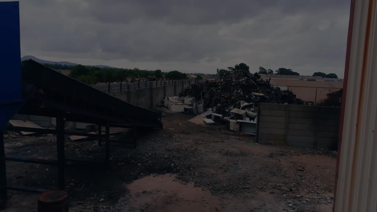 Animazione di elaborazione dati del mercato azionario su vista aerea di rottami in una discarica