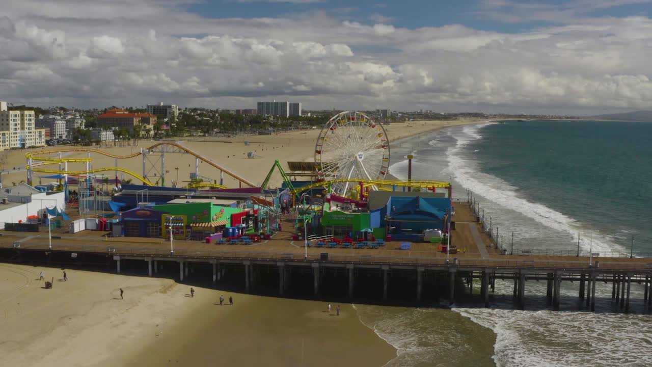 antena del muelle cerrado abandonado de santa mónica durante la epidemia del brote del virus de la corona covid19 2