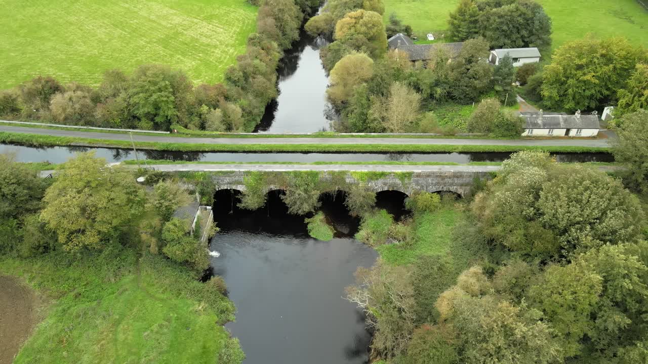 acueducto de leinster en el gran canal en el puente liffey en naas, condado de kildare, irlanda