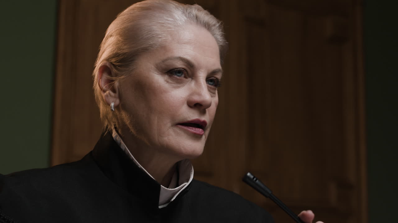 재판에서 연설하는 판사