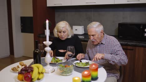 El-Marido-Y-La-Mujer-Mayores-Tienen-Una-Velada-Romántica-Con-Vino.-Feliz-Pareja-De-Ancianos-Enamorados-Celebrando