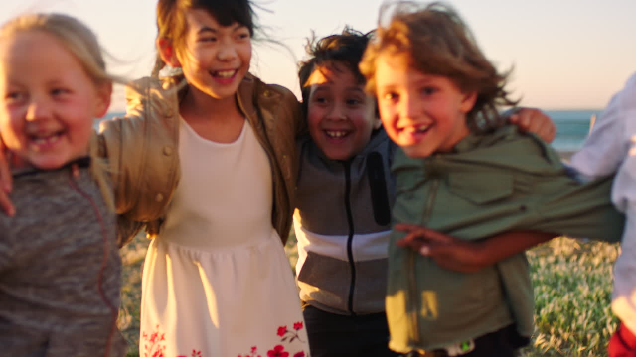 행복, 다양성 또는 어린이들이 공원에서 놀고 있습니다.