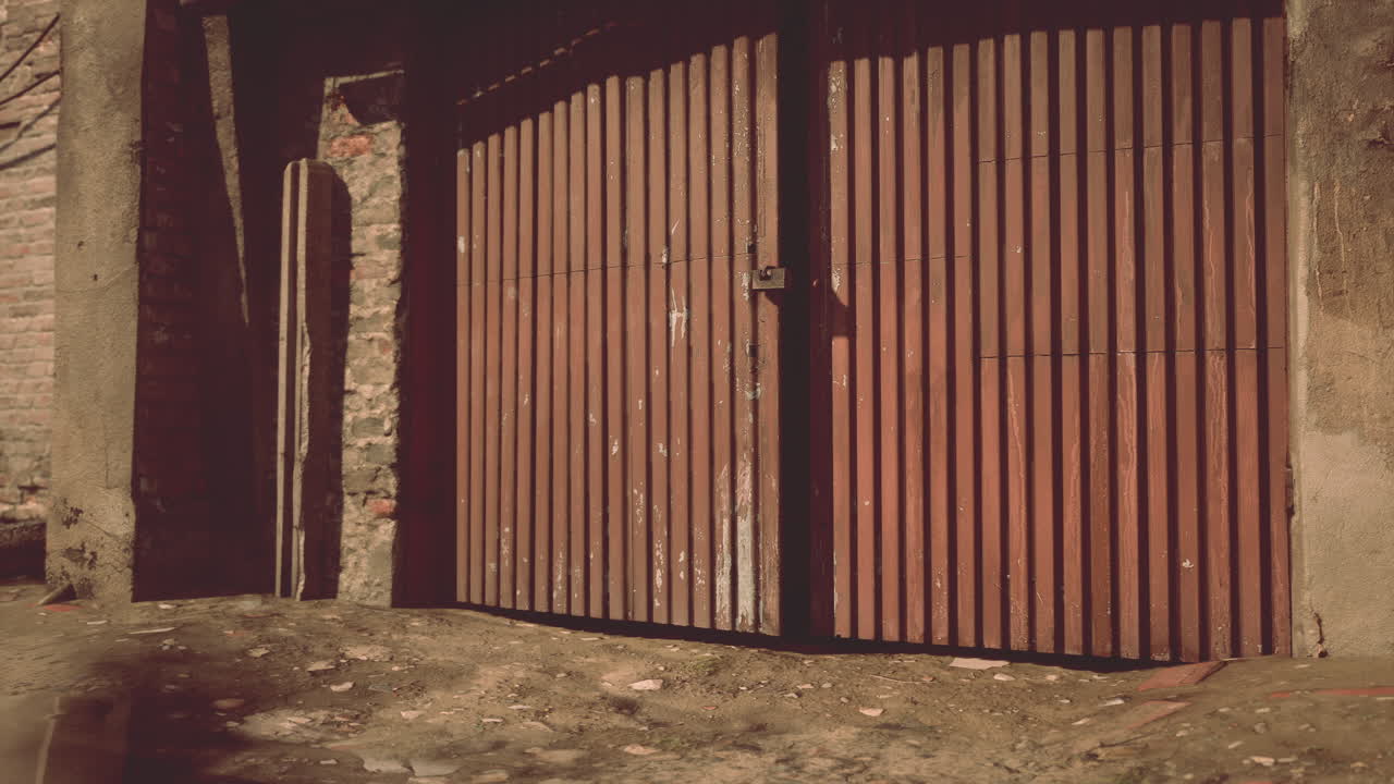 vieja puerta de madera en una pared de ladrillo