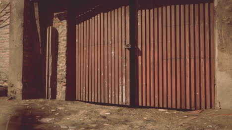 vieja puerta de madera en una pared de ladrillo