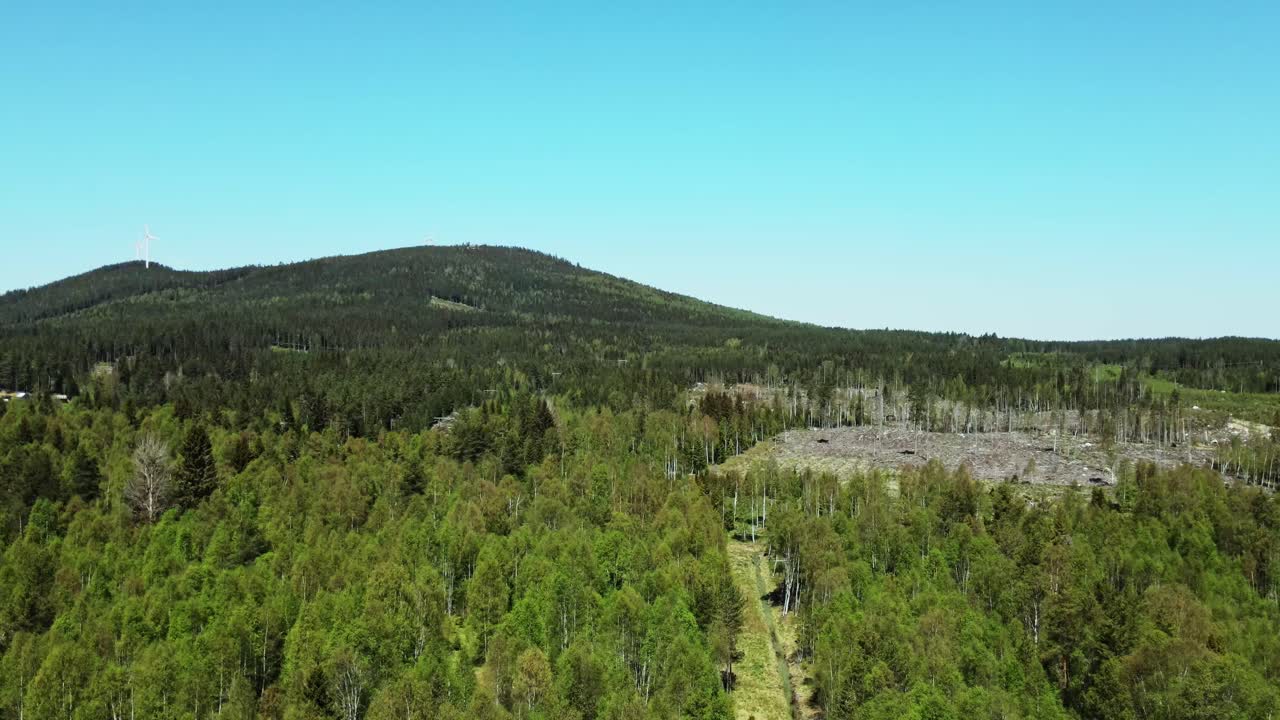 hermosa vista de la montaña greenfield del municipio de hunflen appelbo, condado de dalarna en suecia - disparo de drones