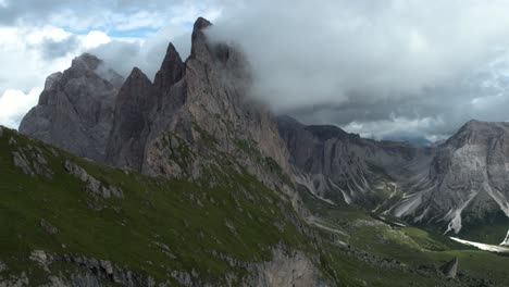 Montañas-Seceda-En-Los-Dolomitas-Italianos-Con-Las-Nubes-Que-Cubren-Los-Escarpados-Acantilados-En-Forma-De-Pináculo.