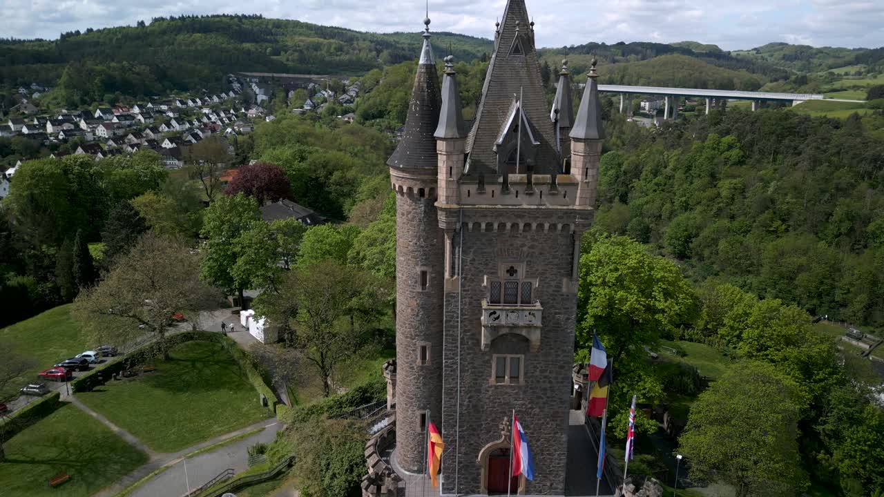 volar lejos de la histórica wilhelmsturm en la ciudad de dillenburg en mayo, grabado por un avión no tripulado