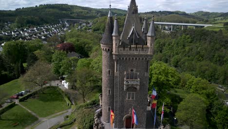 Abflug-Vom-Historischen-Wilhelmsturm-In-Der-Stadt-Dillenburg-Im-Mai,-Aufgezeichnet-Von-Einer-Drohne