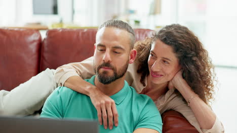 pareja, computadora portátil y riendo en video cómico en línea