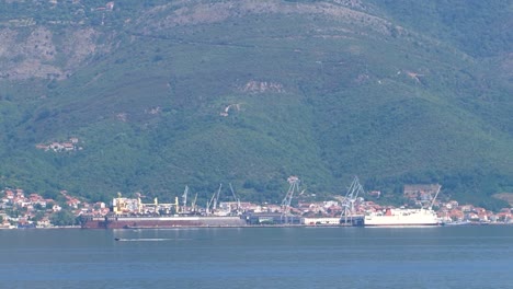 Astillero-En-La-Bahía-De-Boka-Kotorska,-Mar-Adriático