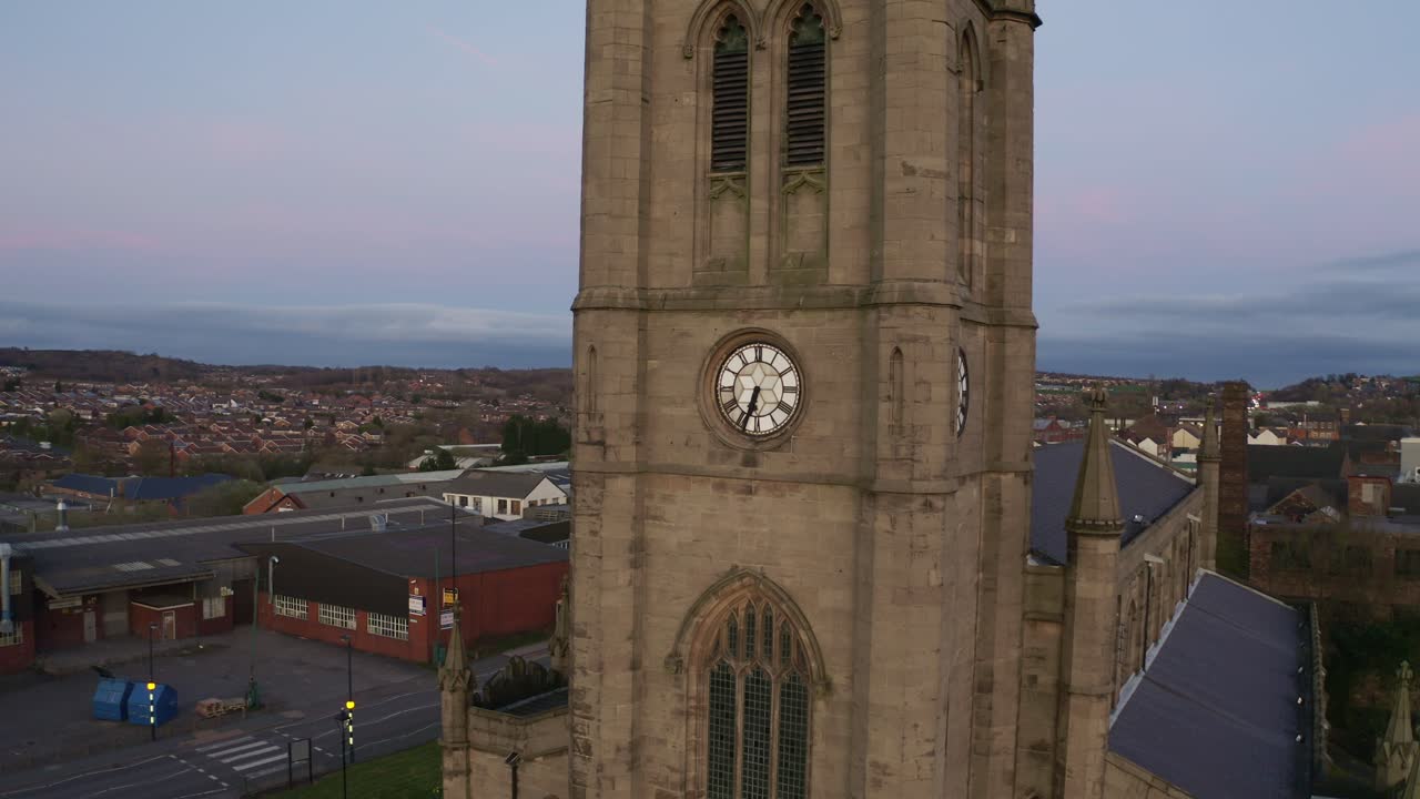 문화의 도시, 스태퍼드셔의 트렌트 온 스토크의 주로 이슬람 지역에 있는 기독교, 로마 카톨릭 종교 정교회 건물, 미들랜드에 있는 세인트 제임스 교회의 공중 전망